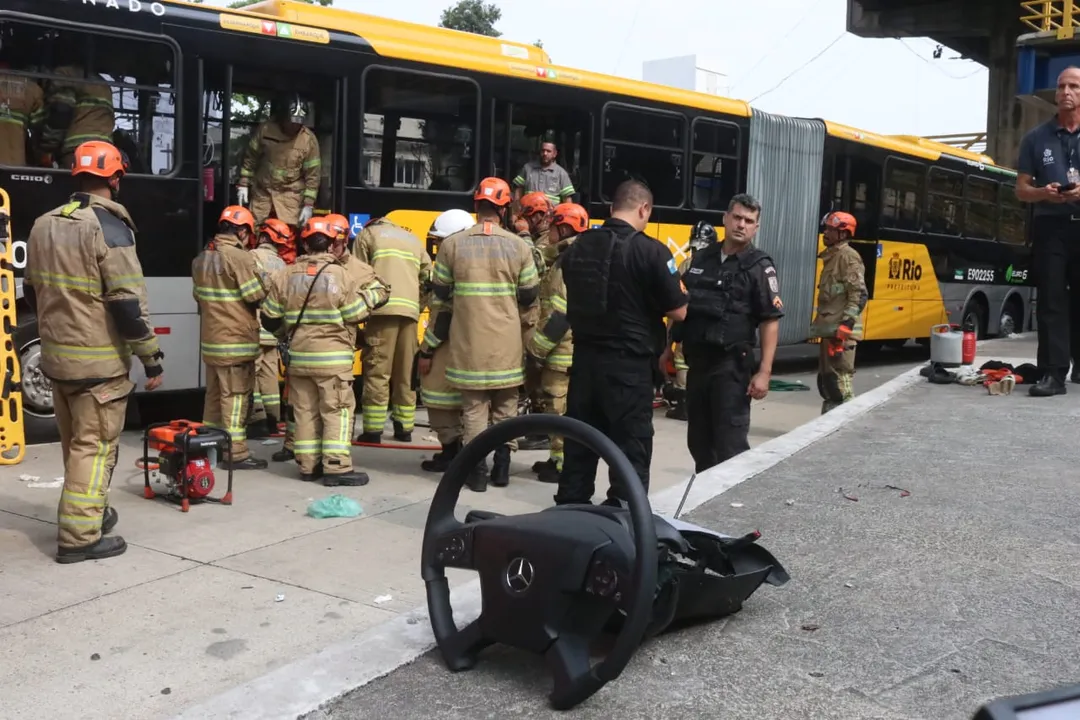 Motorista do BRT fica 3 horas preso às ferragens e gritando de dor