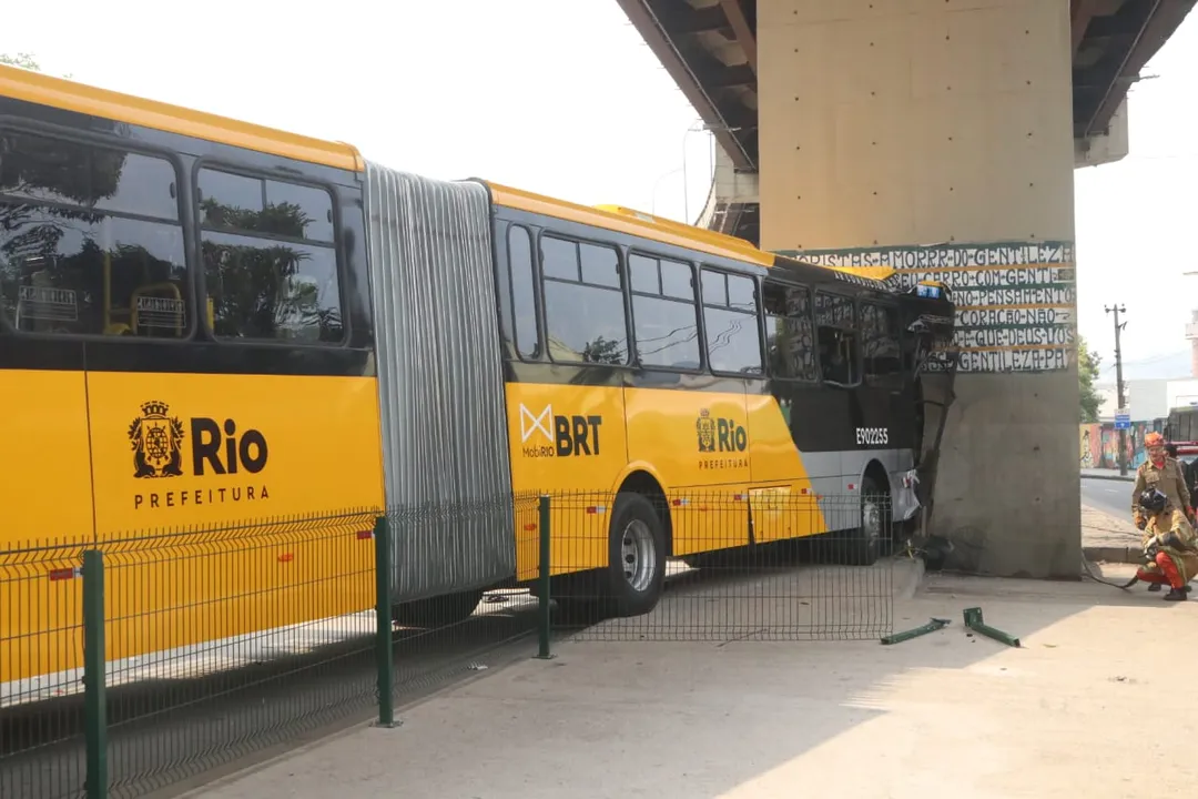 Motorista do BRT fica 3 horas preso às ferragens e gritando de dor