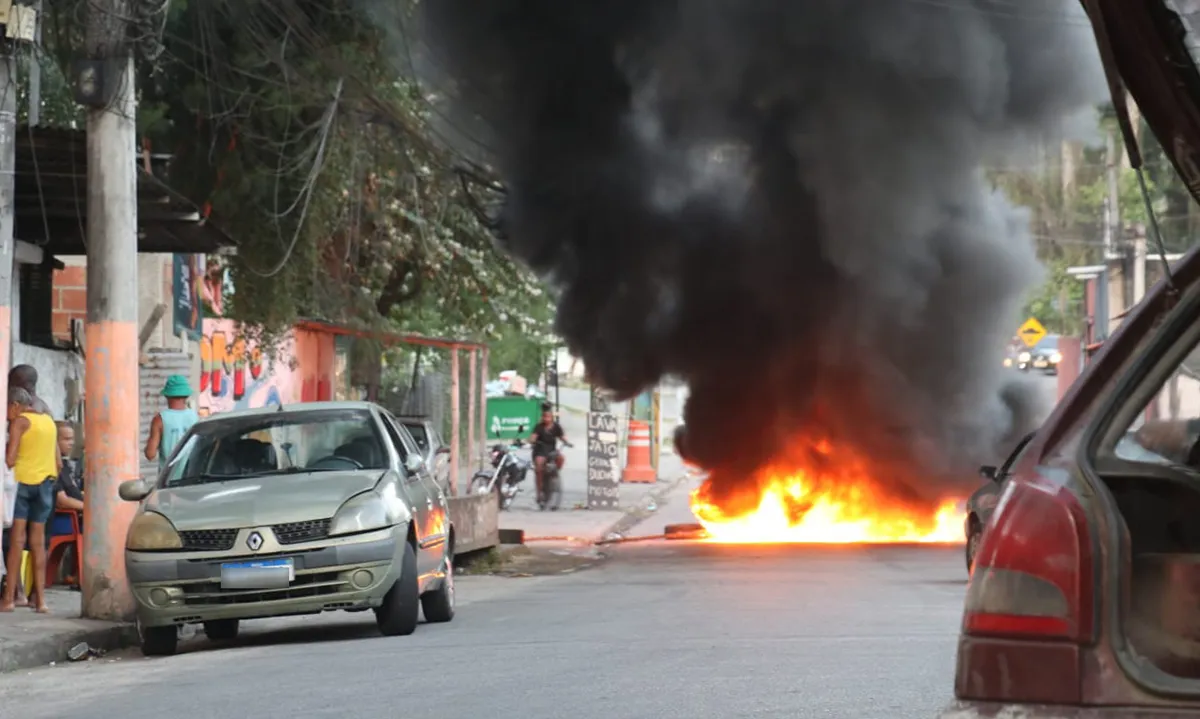 Trecho da Avenida João Brasil foi incendiado