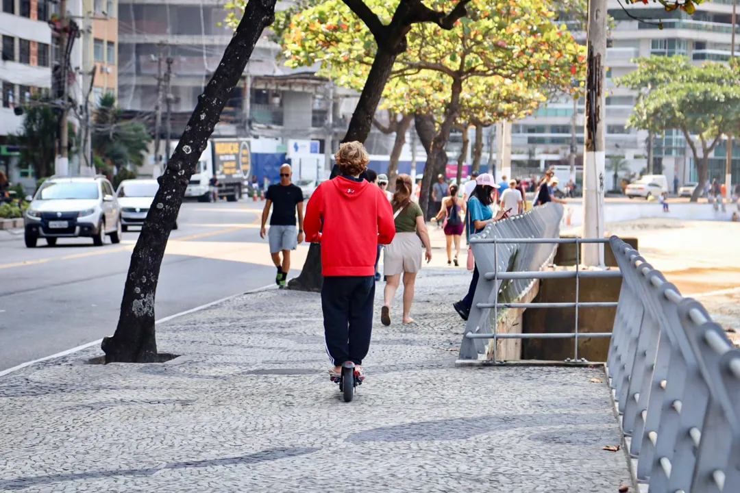 Niteroienses correm para praia e aproveitam o calor antes da friaca