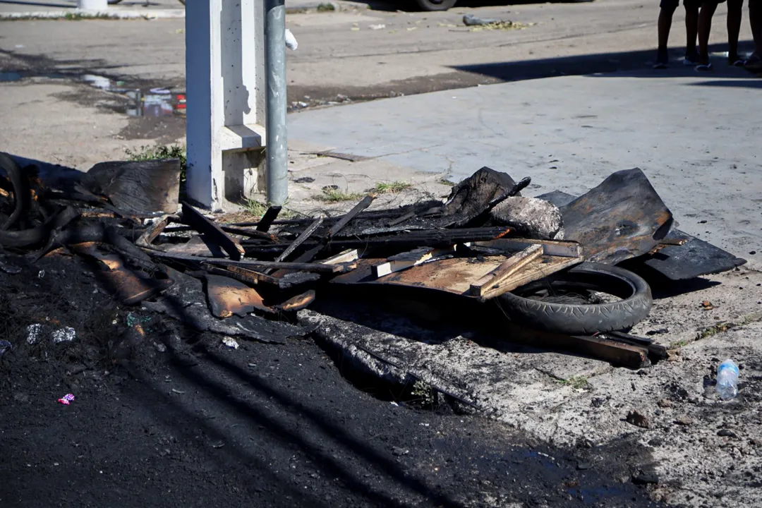 Moradores queimaram pneus em via pública