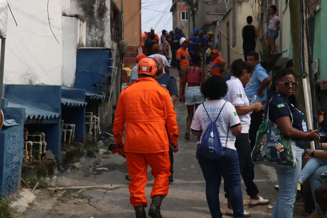 'Ouvi um estalo': vizinho narra pânico após casa desabar no Rio