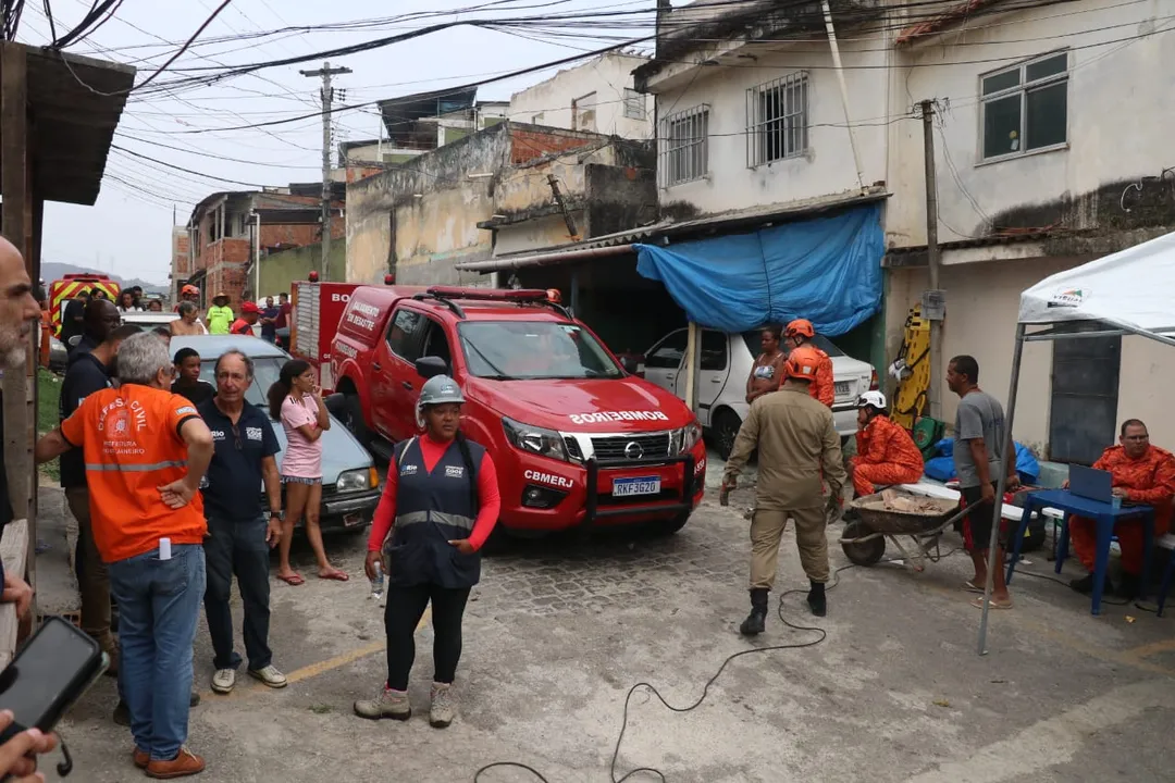 'Ouvi um estalo': vizinho narra pânico após casa desabar no Rio