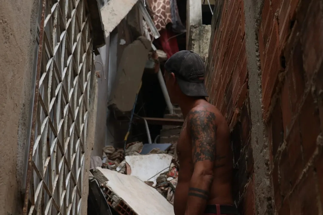 'Ouvi um estalo': vizinho narra pânico após casa desabar no Rio