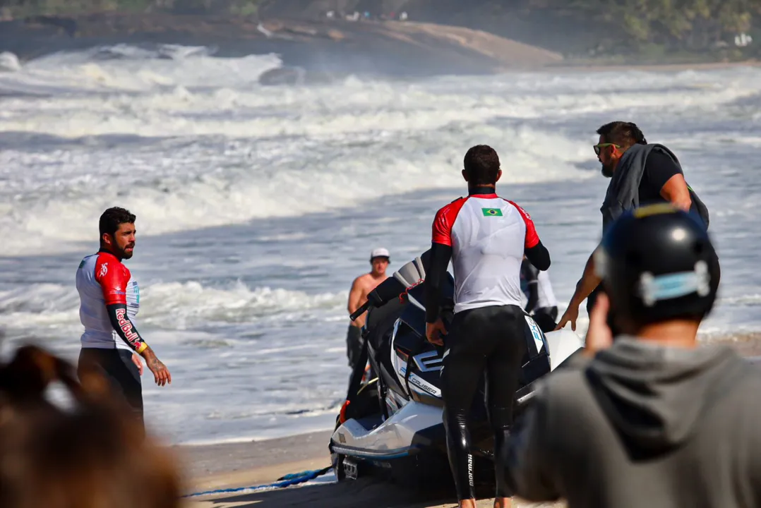 Surfistas e público vibraram com altas ondas na praia de Itacoatiara