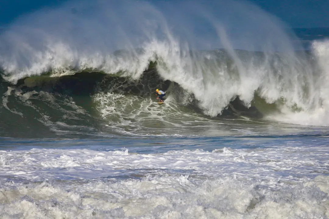 Surfistas e público vibraram com altas ondas na praia de Itacoatiara