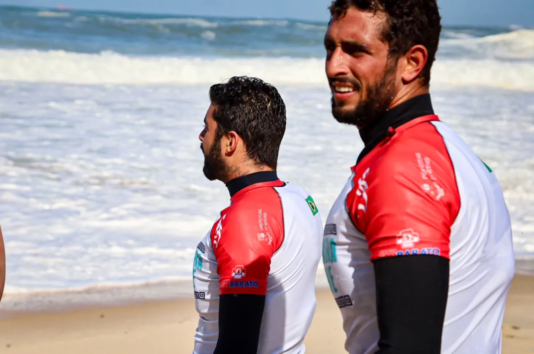 Surfistas e público vibraram com altas ondas na praia de Itacoatiara