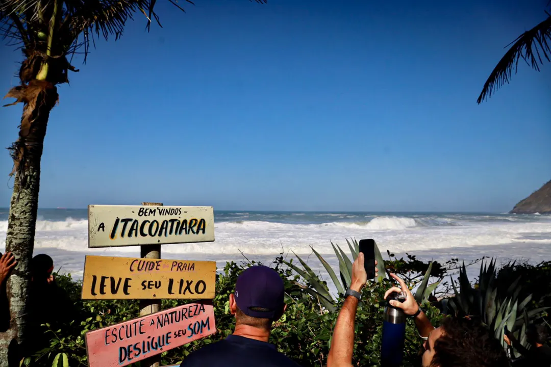 Surfistas e público vibraram com altas ondas na praia de Itacoatiara