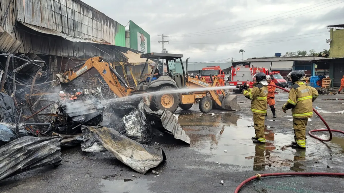 Incêndio começou por volta de meia-noite