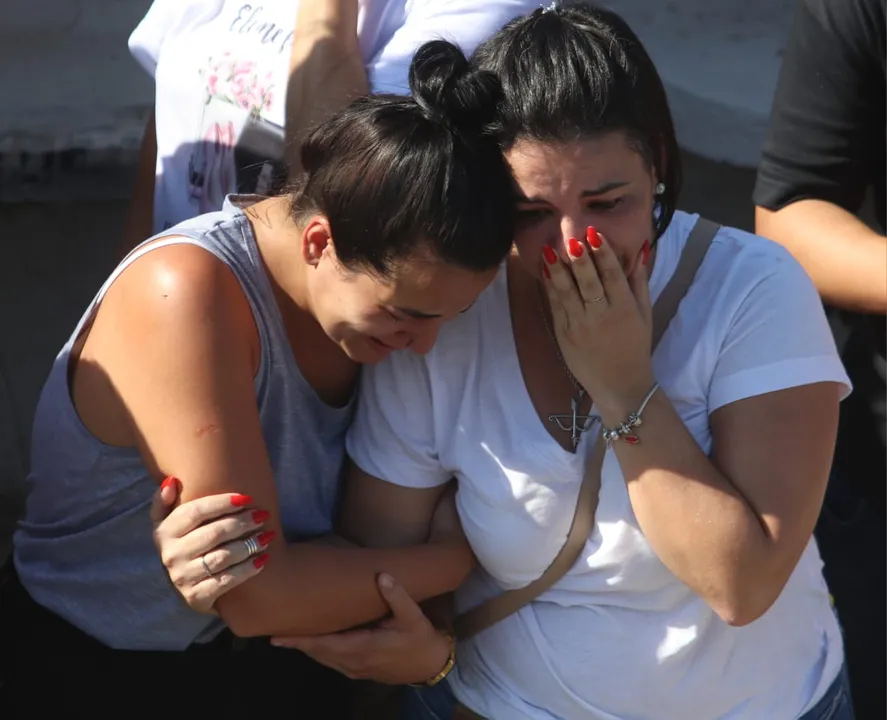 Muita emoção na despedida no Cemitério do Maruí