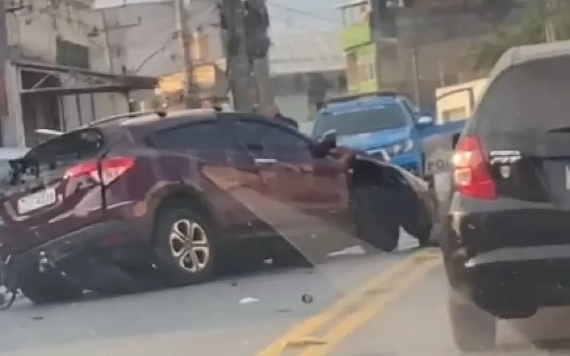 Suspeito de roubo morre após bater carro em perseguição; vídeo