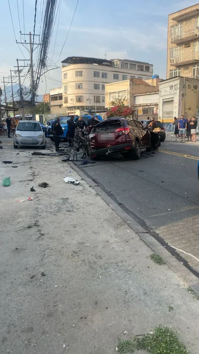 Suspeito de roubo morre após bater carro em perseguição; vídeo