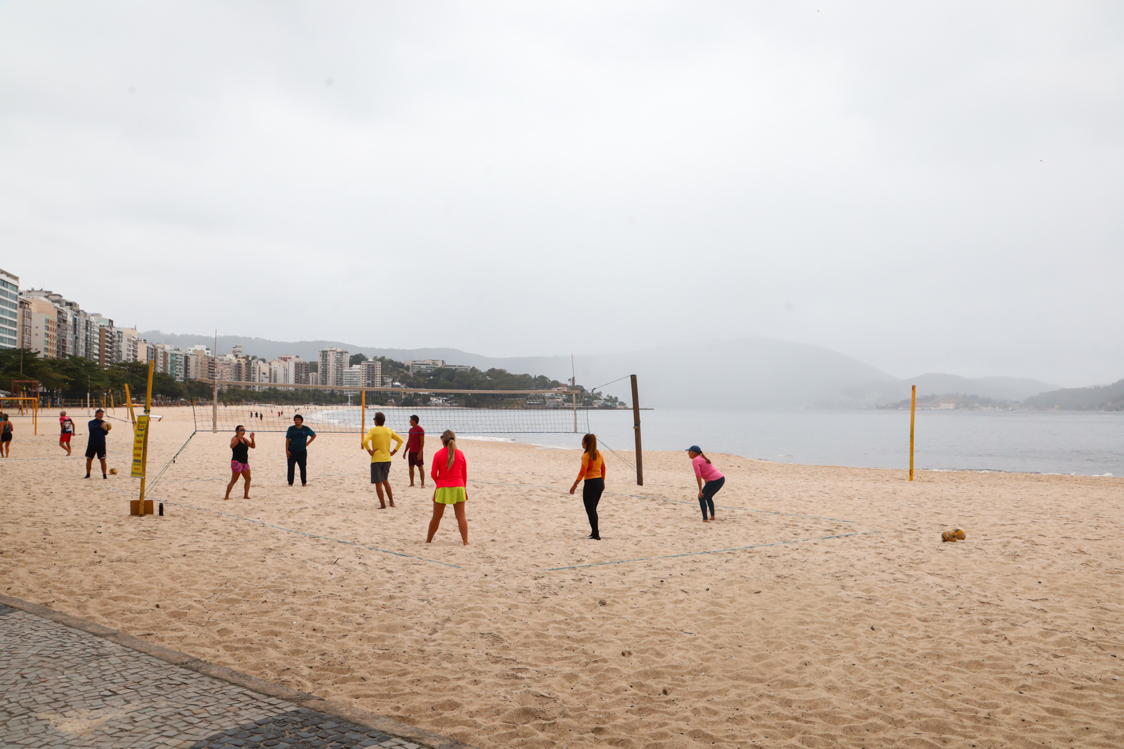 Apesar da chuva, moradores se exercitam na Praia de Icaraí
