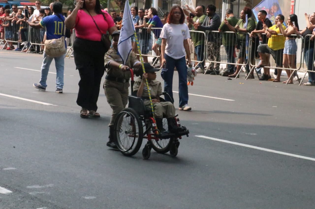 Desfile celebra Independência com tradição e orgulho em Niterói