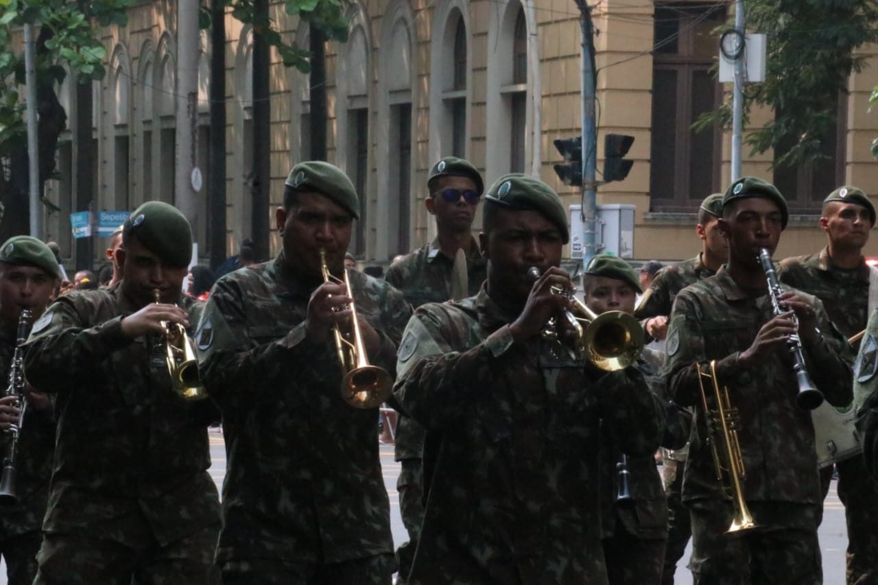Desfile celebra Independência com tradição e orgulho em Niterói