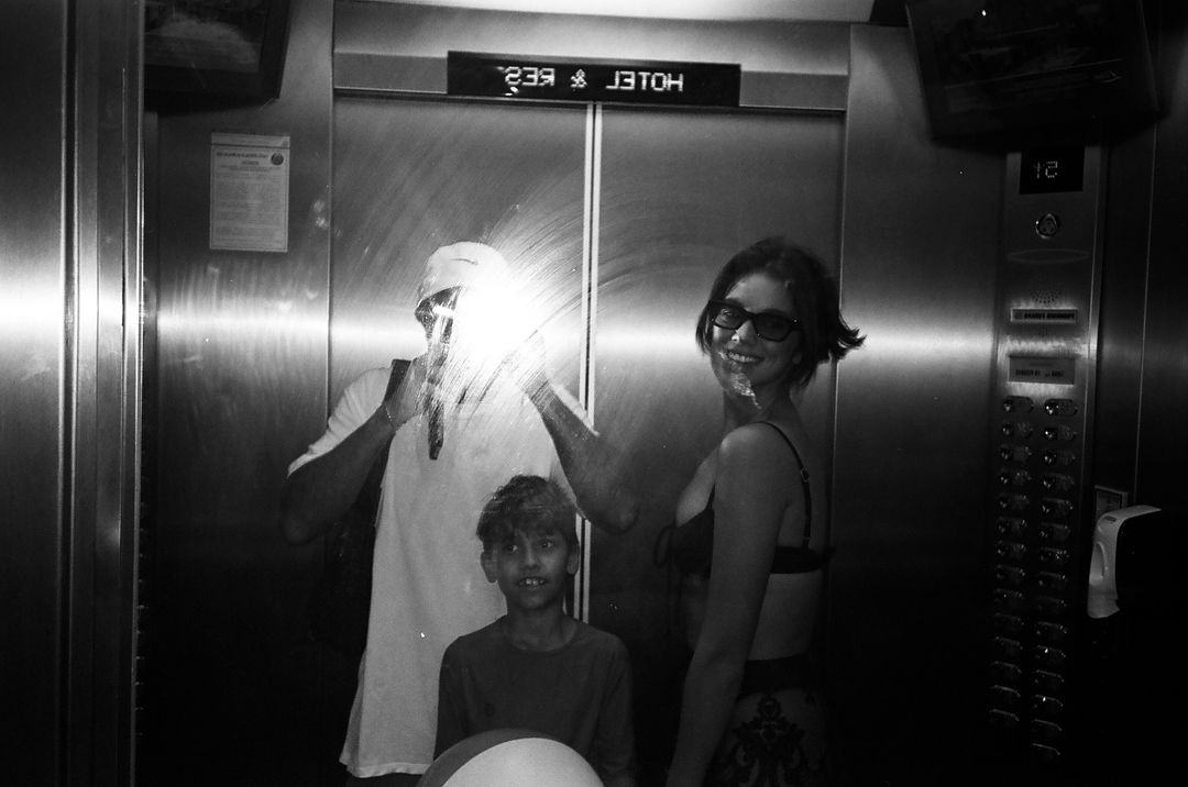 Ex-BBB Alane engata romance com irmão de cantor famoso