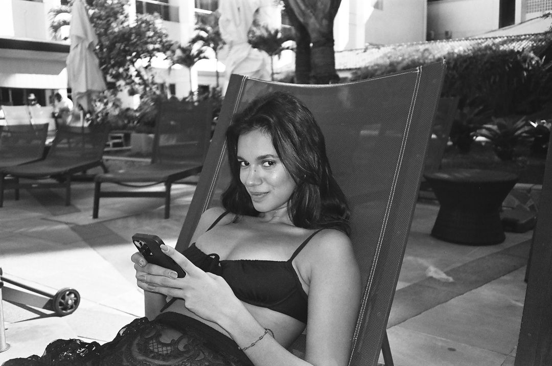 Ex-BBB Alane engata romance com irmão de cantor famoso