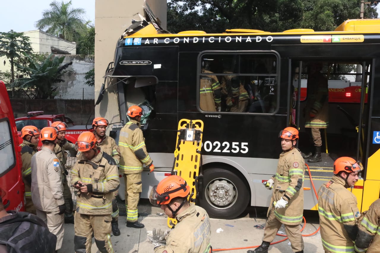 Motorista do BRT fica 3 horas preso às ferragens e gritando de dor