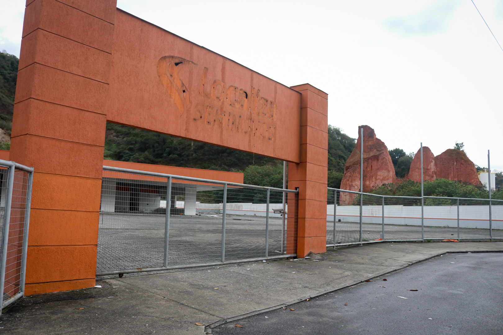 Novo terminal de ônibus em Niterói: loja é esvaziada para as obras