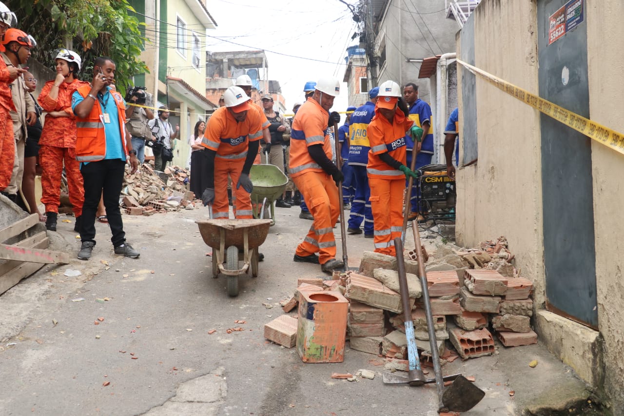 'Ouvi um estalo': vizinho narra pânico após casa desabar no Rio