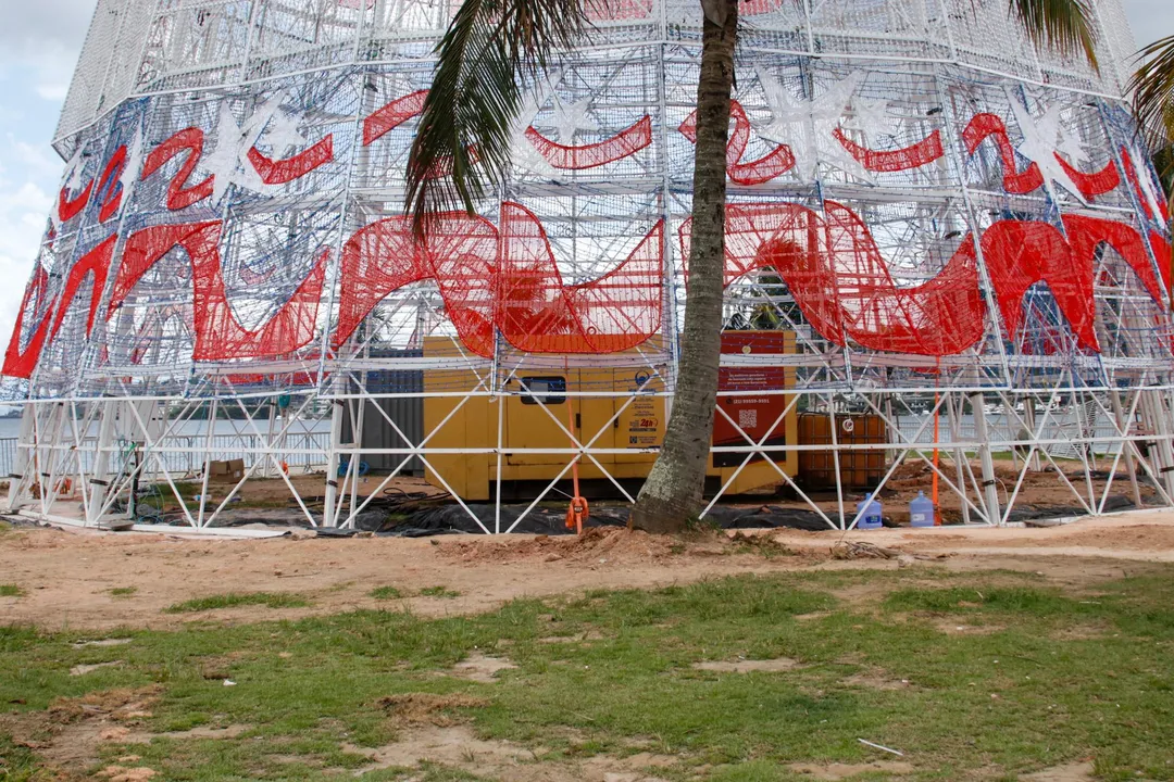 A estrutura já atrai olhares curiosos na orla de São Francisco