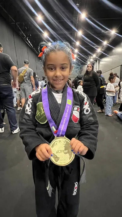 A pequena se consagrou campeã com medalha de ouro no campeonato internacional de Jiu Jitsu