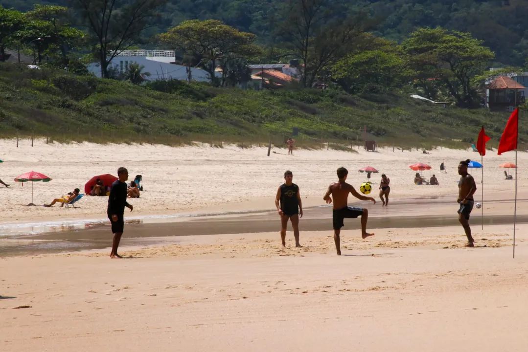 Frequentadores aproveitaram faixa de areia para praticar exercícios