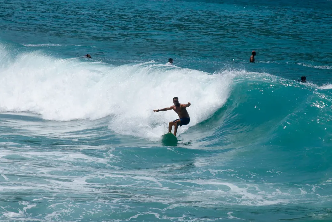 Mar está propício para surfistas