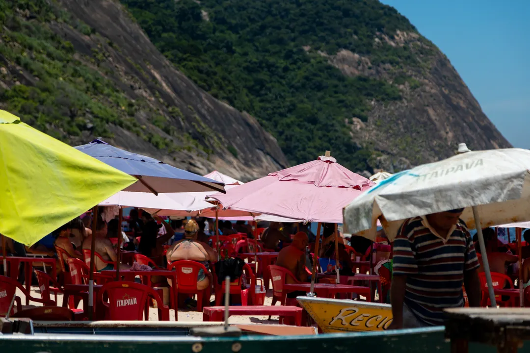 Quiosques estavam com quase todos os guarda-sóis ocupados