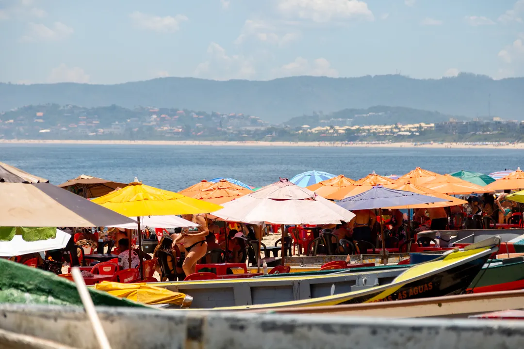 Calorão lota praias de Niterói em plena terça-feira