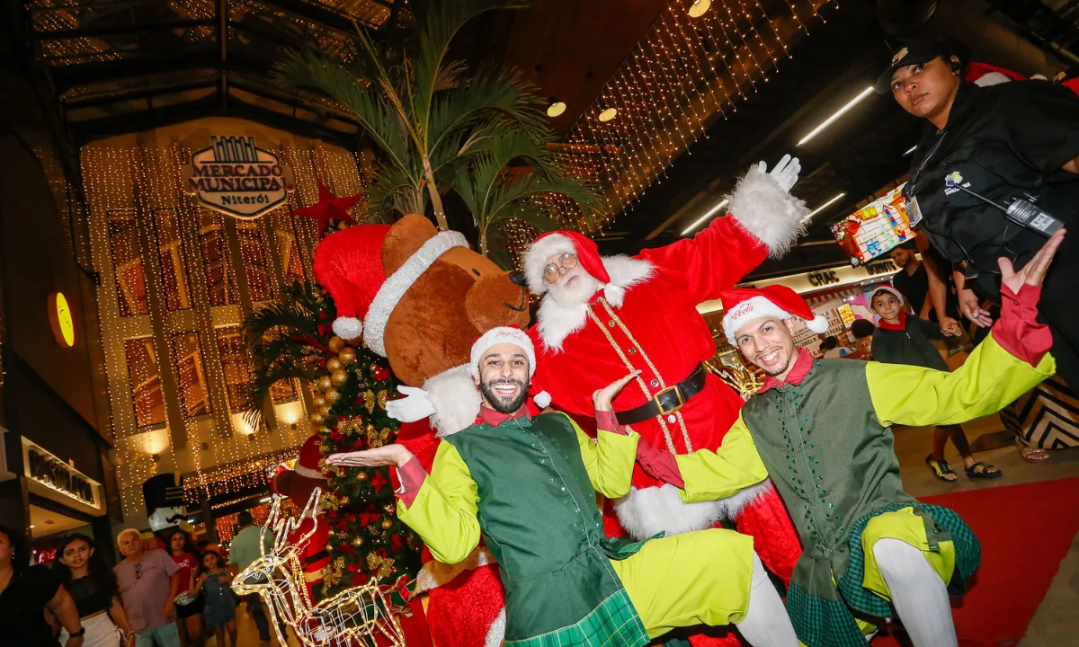 Caravana da Coca-Cola espalha a magia do Natal, em Niterói