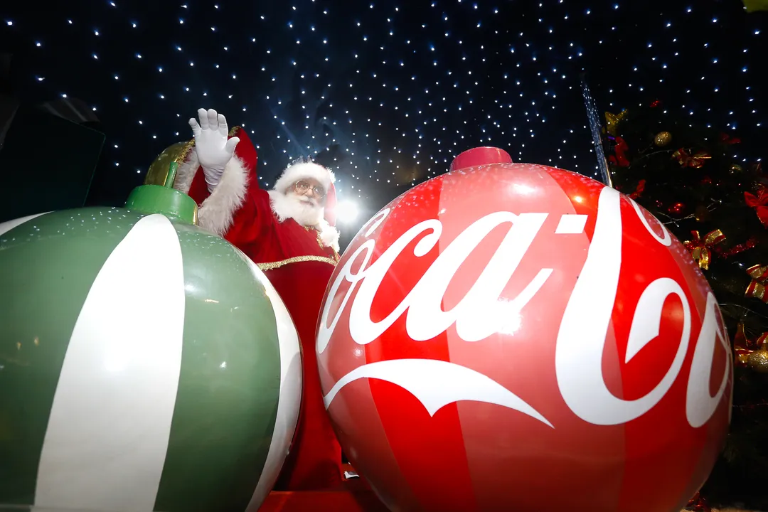 Caravana da Coca-Cola espalha a magia do Natal, em Niterói