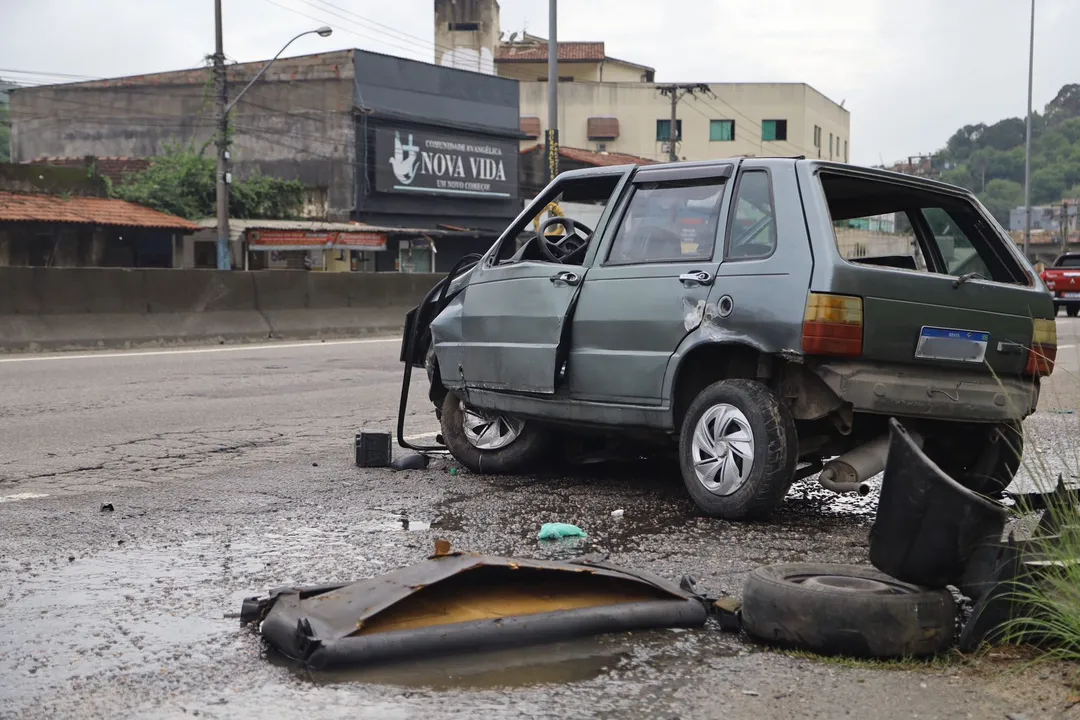 Carro colide com mureta na RJ-104, em São Gonçalo