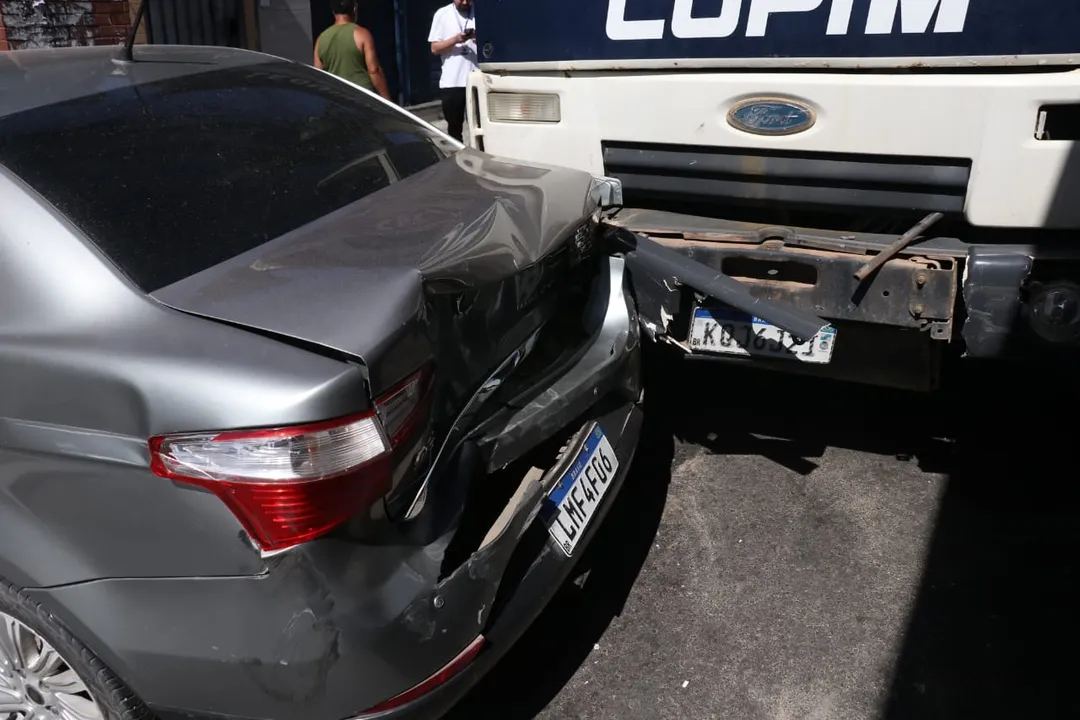 Cenário de destruição na Alameda após acidente na descida da Caixa d'Água