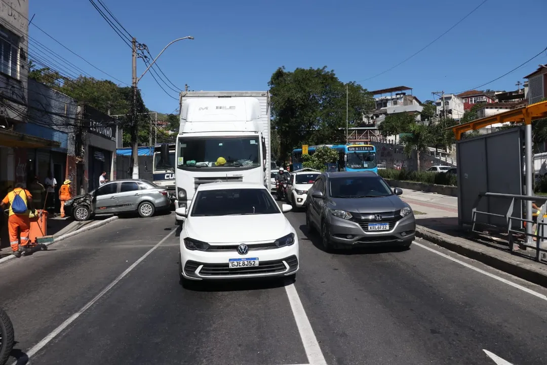 Cenário de destruição na Alameda após acidente na descida da Caixa d'Água