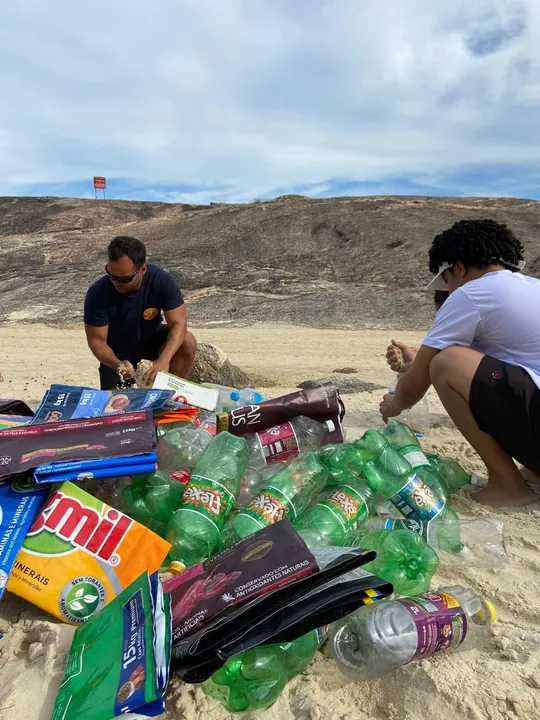 Itacoboia é feitaa com garrafa pet e areia