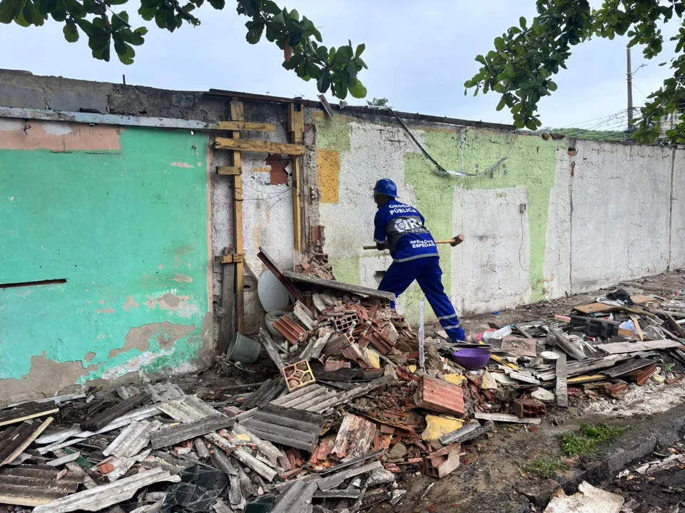 Construções irregulares são demolidas na Zona Oeste do Rio