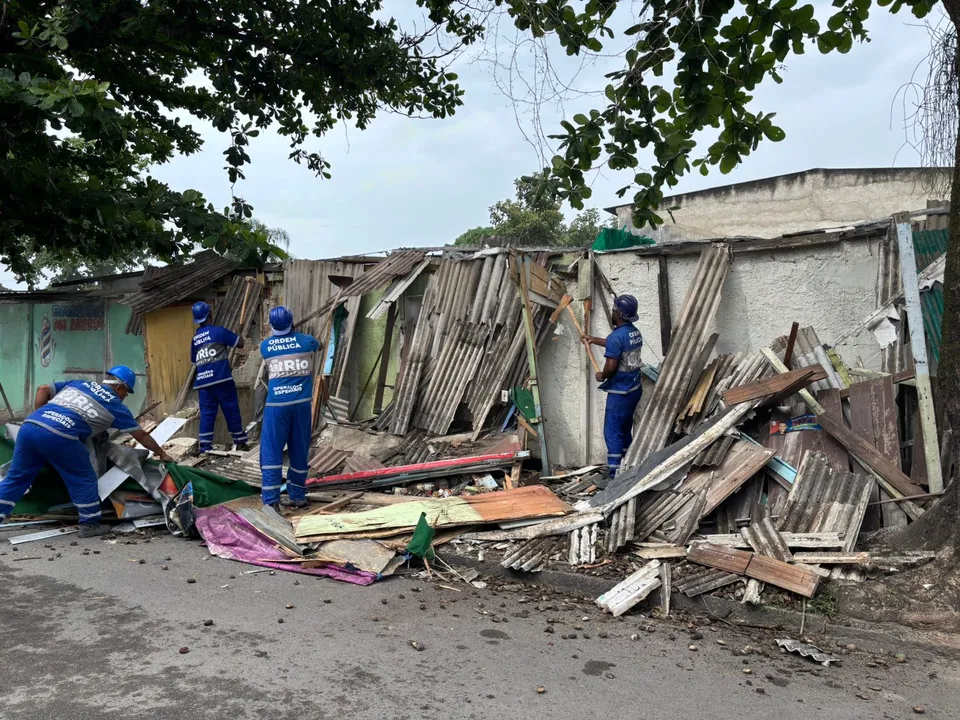 Construções irregulares são demolidas na Zona Oeste do Rio