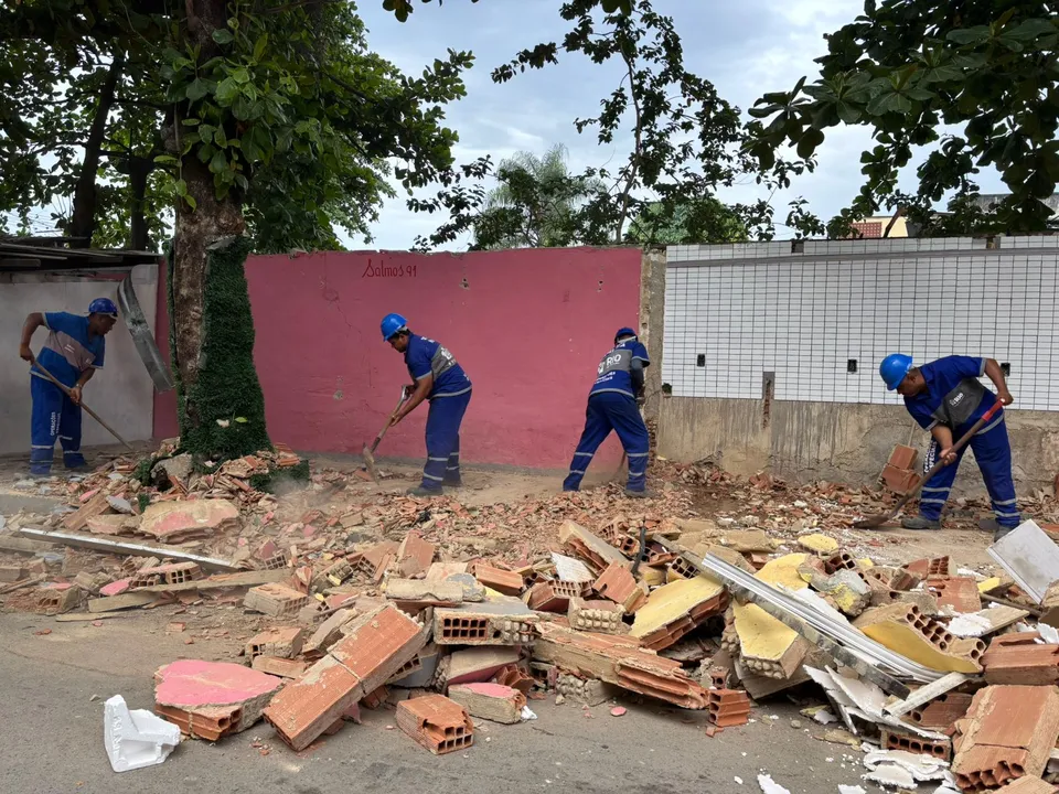 Construções irregulares são demolidas na Zona Oeste do Rio