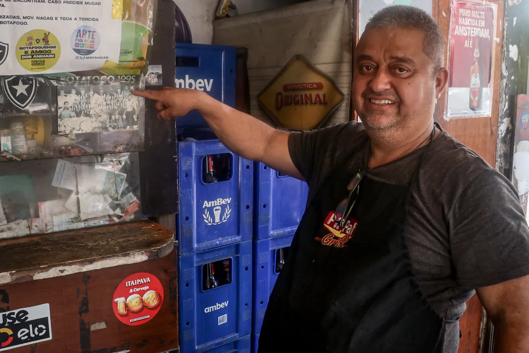 No seu bar, há imagens, fotos e até um quadro que fazem referência ao Botafogo