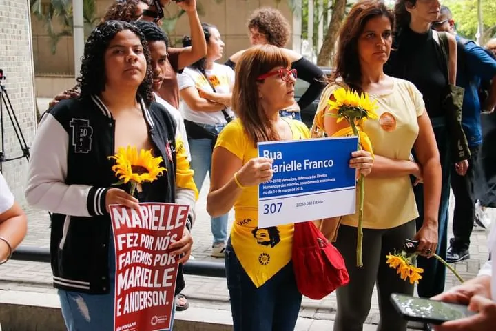 Familiares e movimentos sociais chegaram cedo para aguardar o início do julgamento dos réus