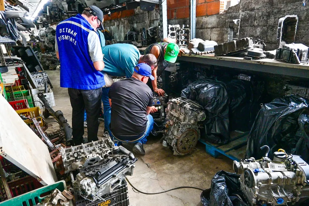 Ferro-velho com armas, munições e granada é fechado no Rio