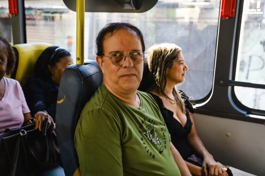 O passageiro Assis costuma pegar ônibus todos os dias com Samuel, embarcando em Santa Rosa