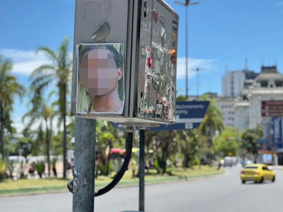 Outra imagem referente à mesma pessoa colada na Avenida Rio Branco, em frente ao Plaza Shopping Niterói