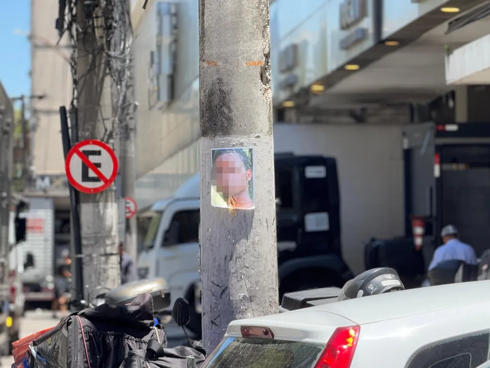 Cartaz também foi colado na Avenida Badger da Silveira, no Centro de Niterói