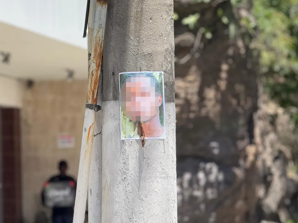 Mistério em Niterói: cartazes com foto e camisinha intrigam a cidade