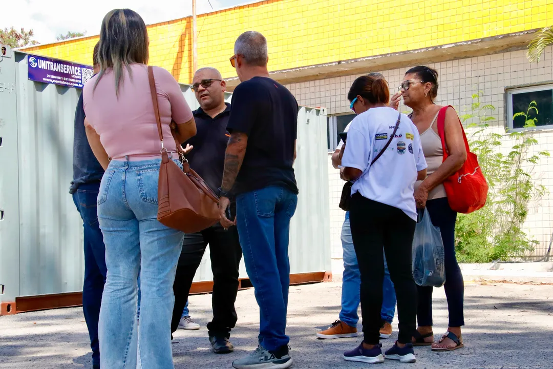 Amigos e familiares estiveram no IML de Tribobó para liberação do corpo