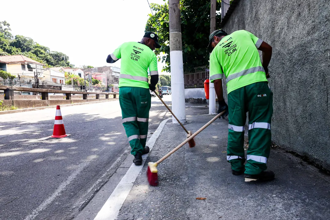 Niterói tem choque de ordem contra fios soltos na cidade