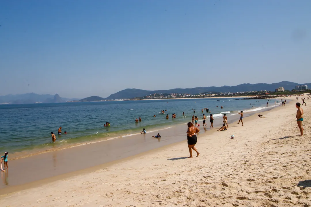 Banhistas se refugiaram na praia de Itaipu