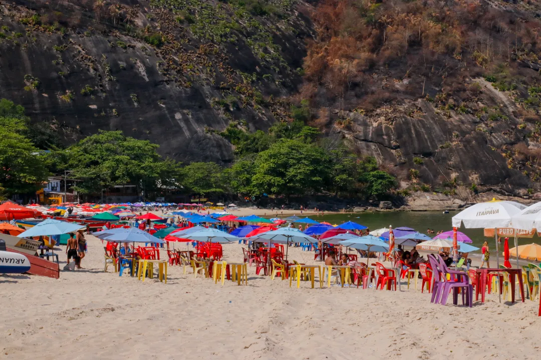 Banhistas se refugiaram na praia de Itaipu